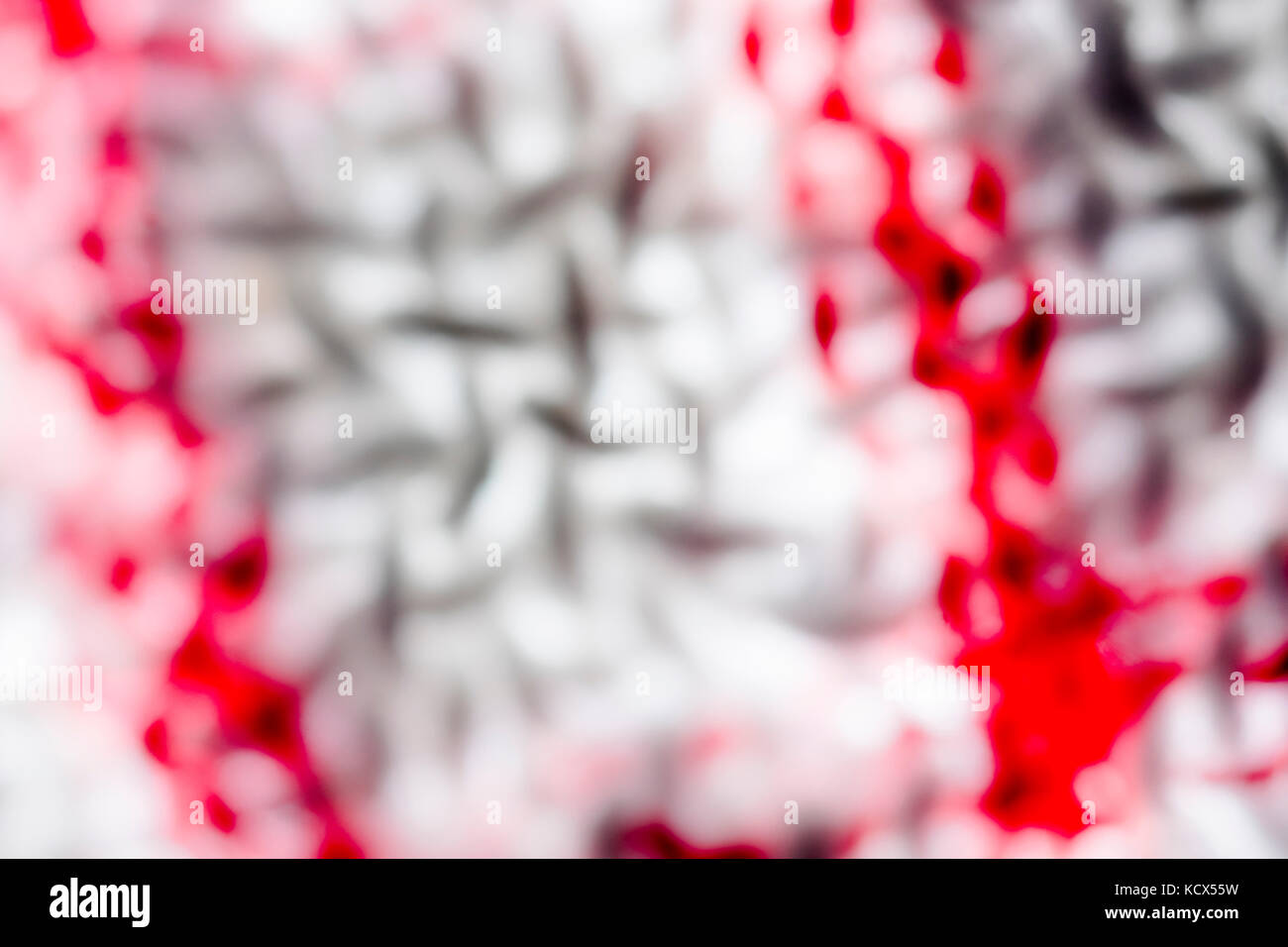 Gros plan, flou, adouci, sur les fils de gauchissement et de trame d'un teacloth rouge et blanc. Résumé rouge Banque D'Images