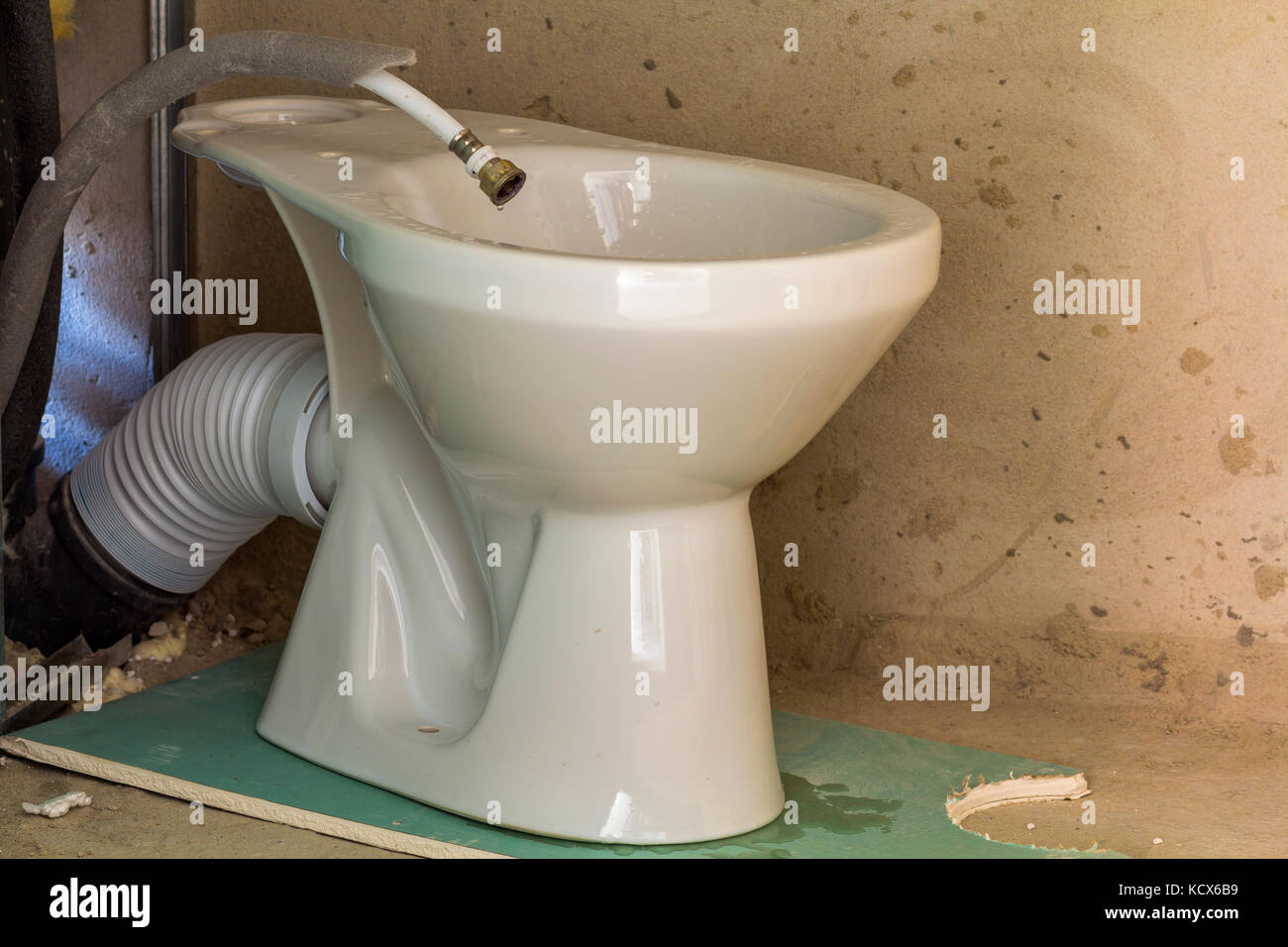 Vieux toilettes dans un appartement pendant les travaux de rénovation Photo  Stock - Alamy