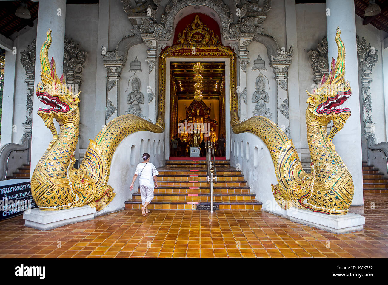 Porte principale du temple Wat Chedi Luang, Chiang Mai, Thaïlande Banque D'Images