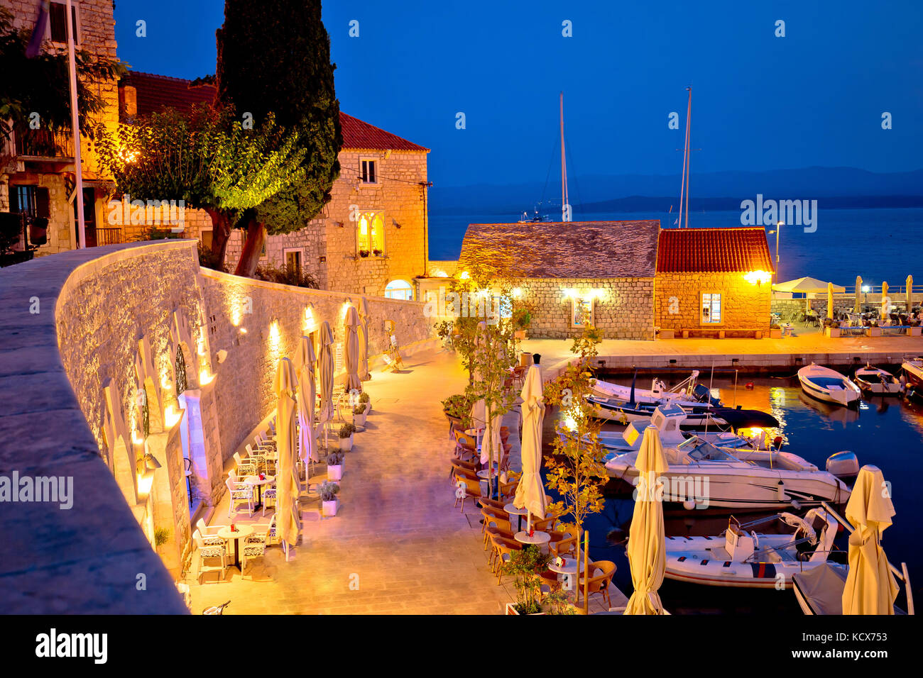 Ville de bol, sur l''île de Brac waterfront au soir Voir région de la  Croatie, Dalmatie Photo Stock - Alamy