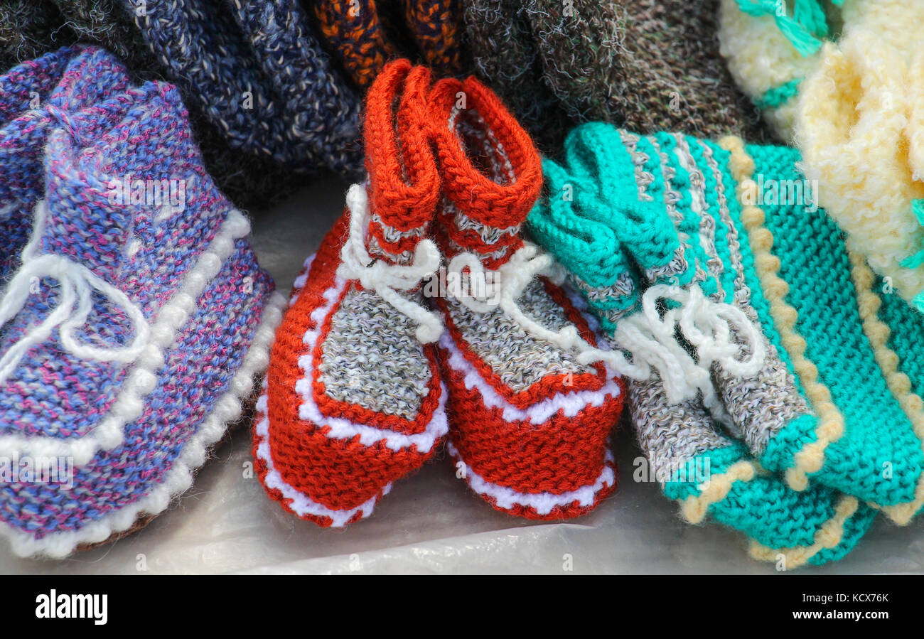 Photo d'un bébé en tricot fait main à vendre bas de laine Photo Stock -  Alamy