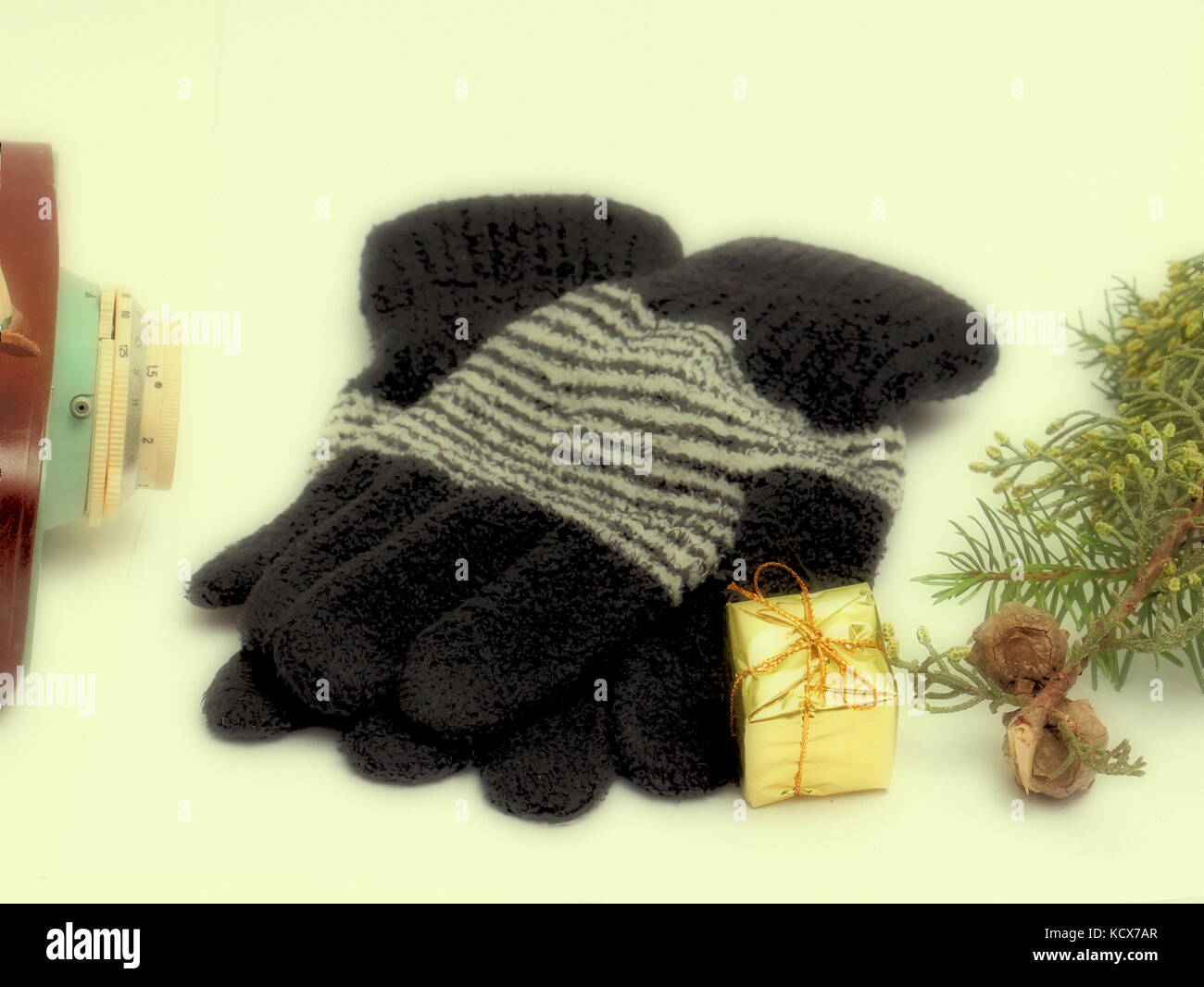 Photo d'un des gants de laine d'hiver chaud et boîte-cadeau.effet polaroid Banque D'Images