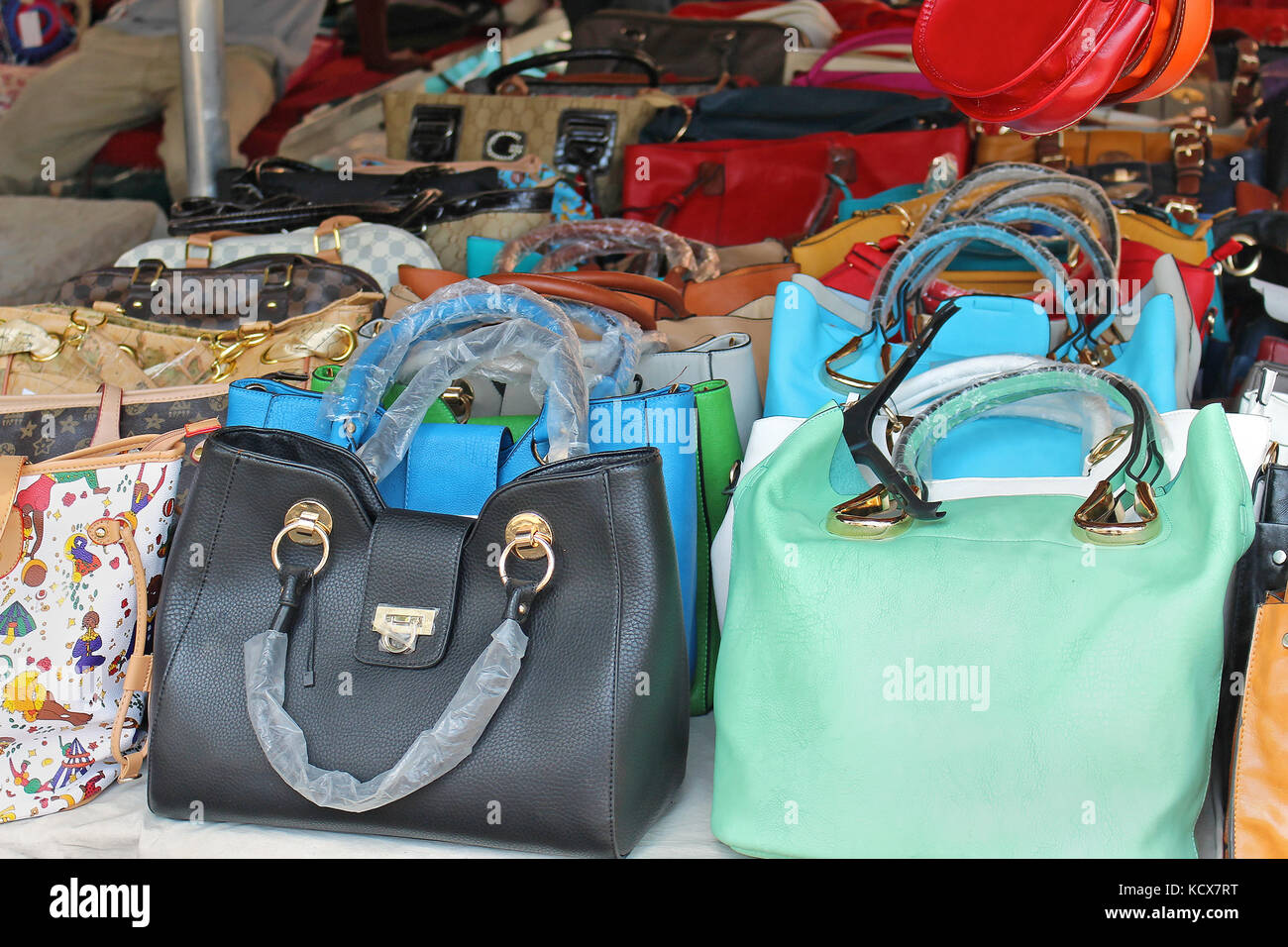 Rome, Italie - 29 juin 2014 : grande pile de sacs à main contrefaits  colorés de célèbres marques