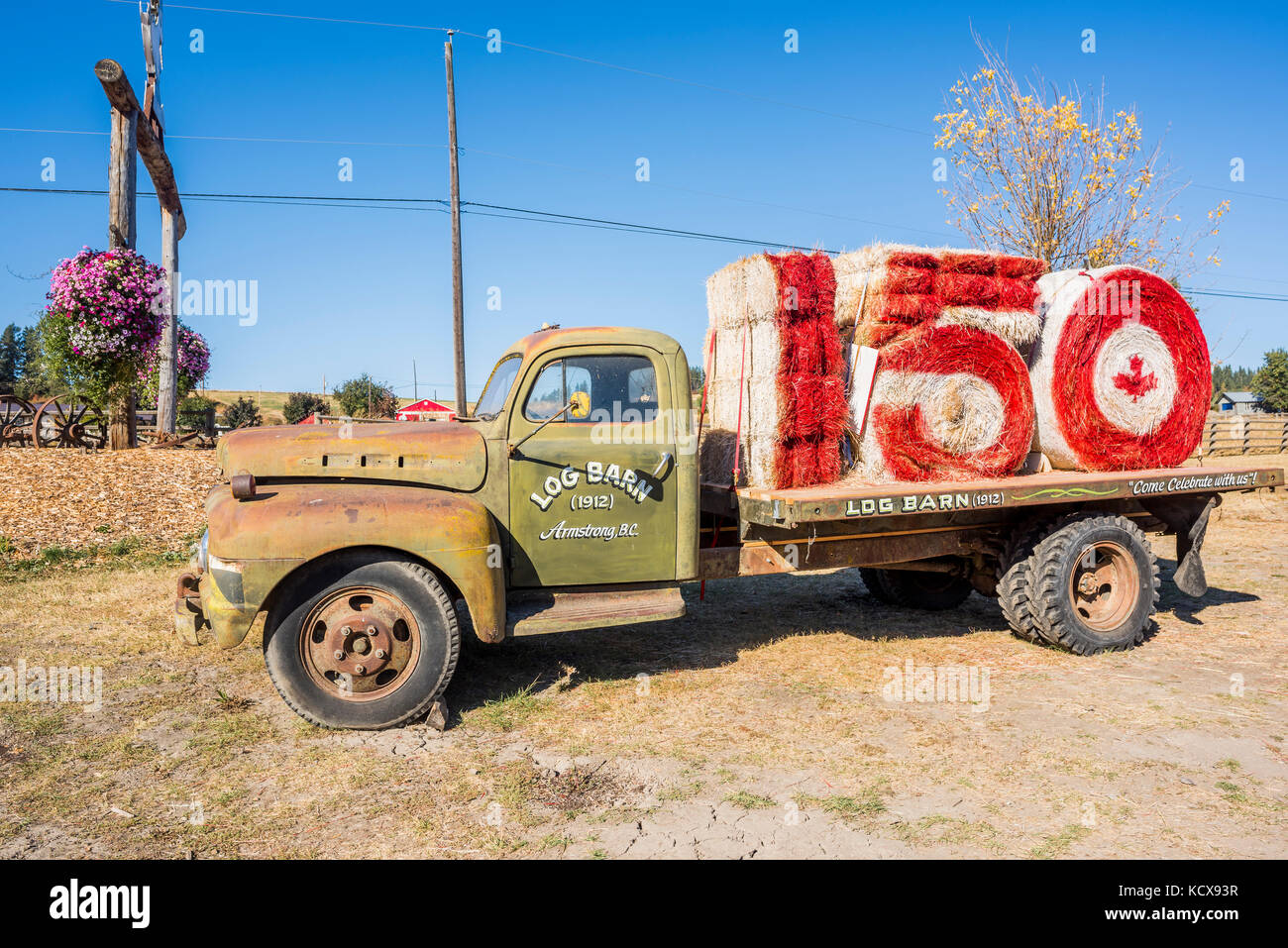 Canada 150 faits de bottes de foin, le journal Grange, Armstrong, Colombie-Britannique, Canada. Banque D'Images