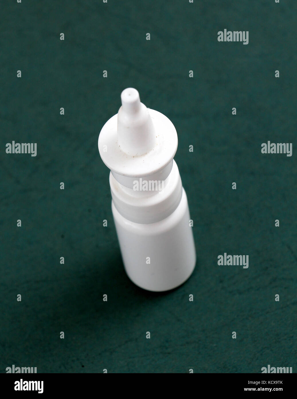 Photo d'un spray nasal , médecine bouteille fond vert,l'accent sur le dessus de la bouteille Banque D'Images