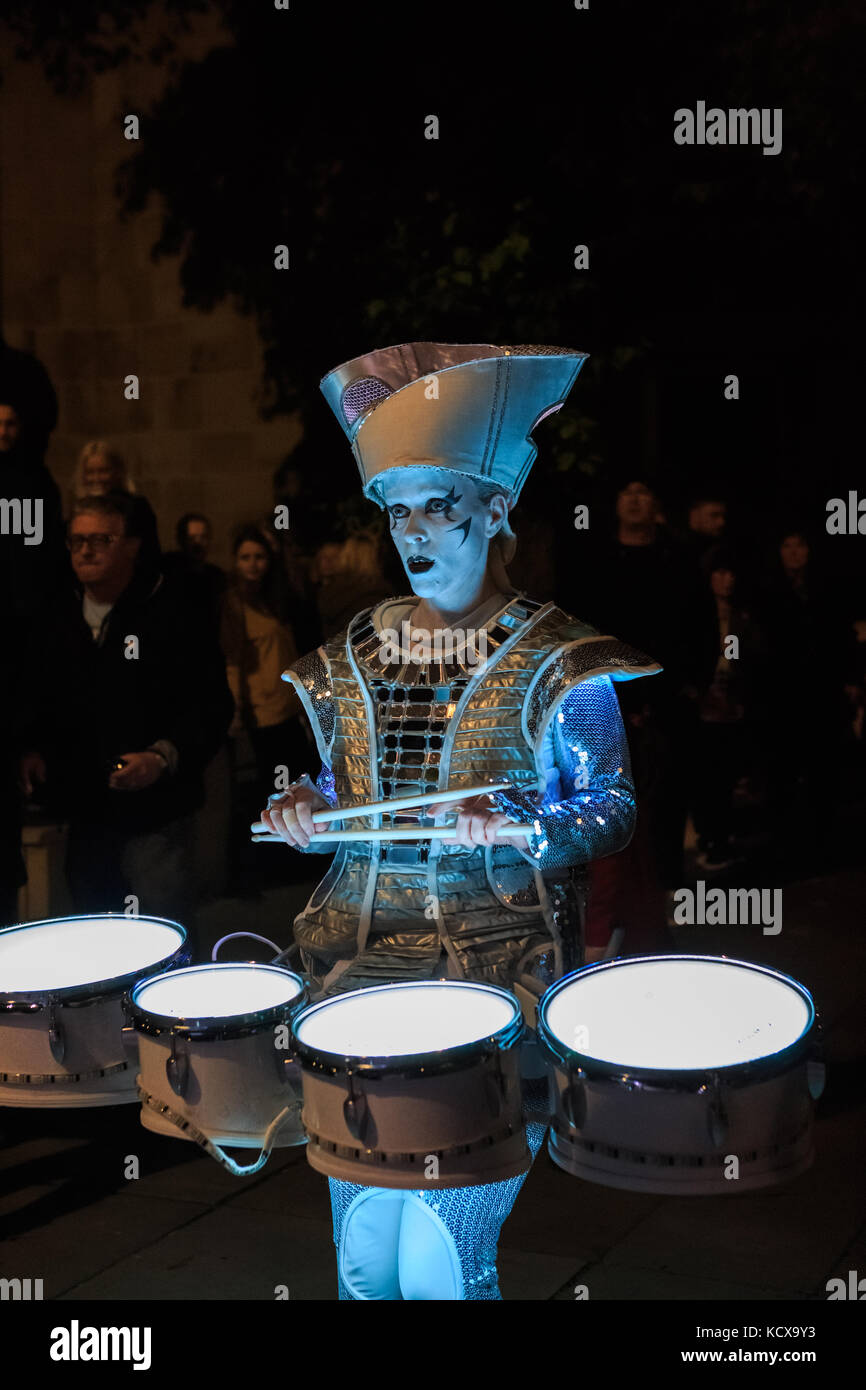 6ème Oct 2017, Leeds Night Light, une célébration magique de lumière et de couleurs, cette la 13e année de lumière nuit Leeds. Les batteurs de tambour sparks. Banque D'Images