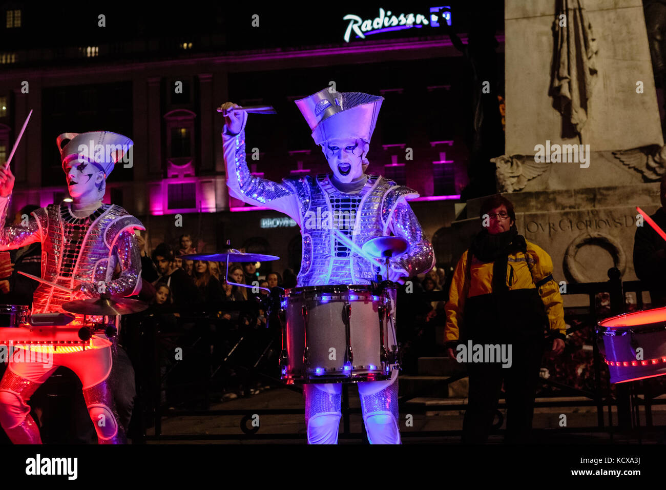 6ème Oct 2017, Leeds Night Light, une célébration magique de lumière et de couleurs, cette la 13e année de lumière nuit Leeds. Les batteurs de tambour sparks. Banque D'Images