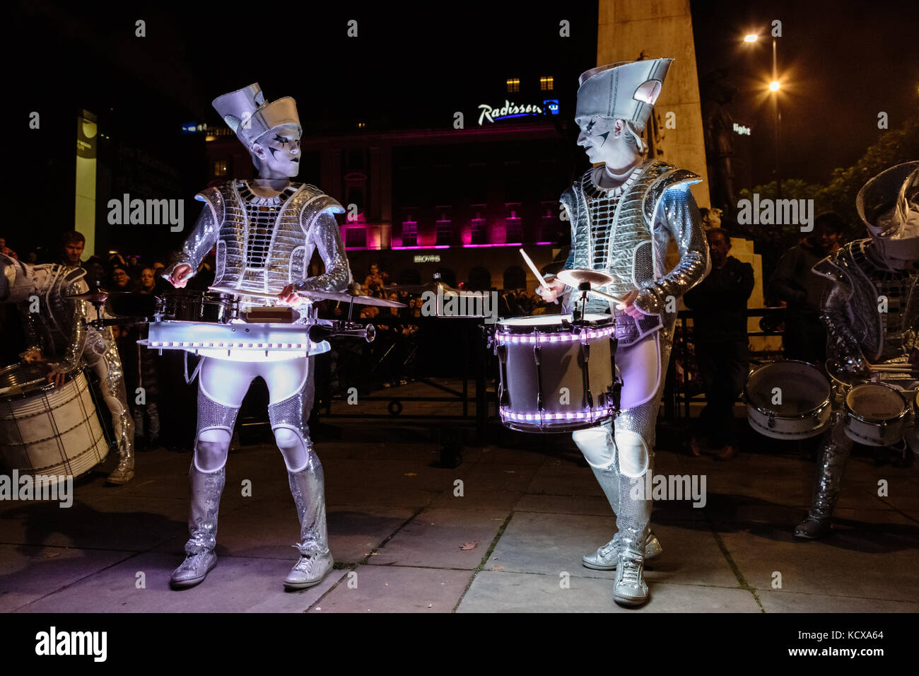 6ème Oct 2017, Leeds Night Light, une célébration magique de lumière et de couleurs, cette la 13e année de lumière nuit Leeds. Les batteurs de tambour sparks. Banque D'Images