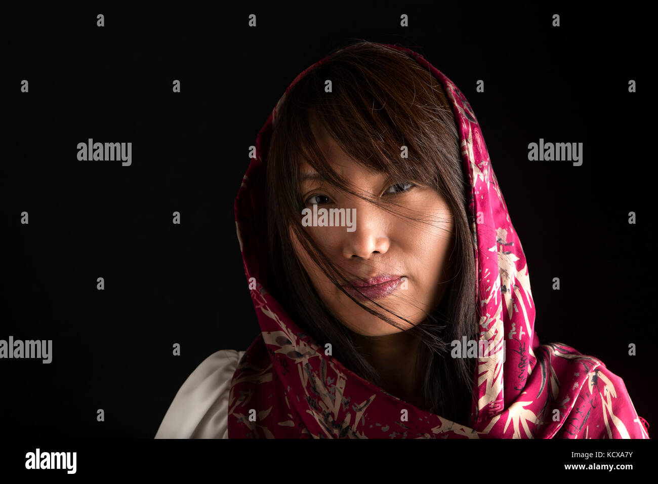 Une clé faible portrait d'une jolie femme coréenne avec un foulard. Banque D'Images