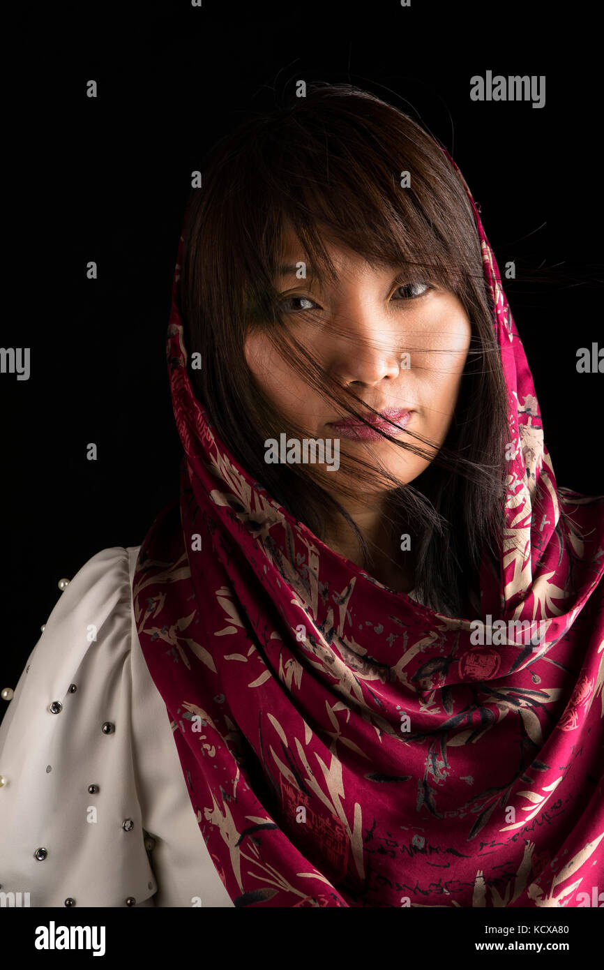 Une clé faible portrait d'une jolie femme coréenne avec un foulard. Banque D'Images