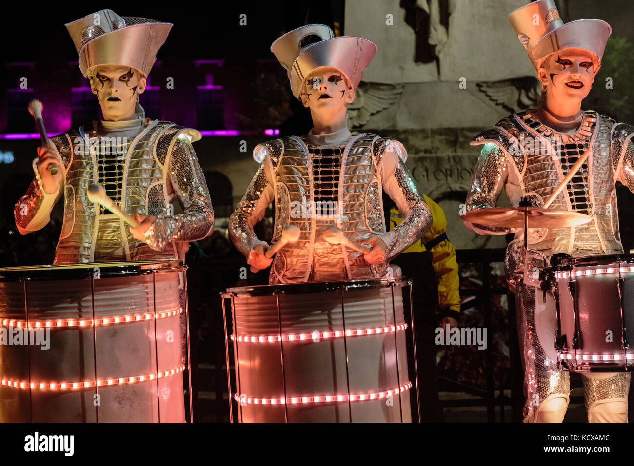 6ème Oct 2017, Leeds Night Light, une célébration magique de lumière et de couleurs, cette la 13e année de lumière nuit Leeds. Les batteurs de tambour sparks. Banque D'Images