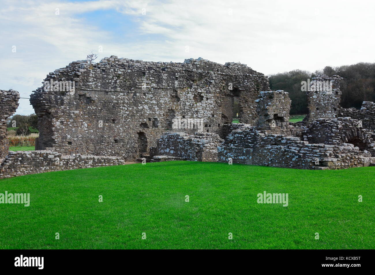 Les ruines de château de Ogmore Ogmore dans Village près de Bridgend, un endroit magnifique et très visité à s'arrêter au et voir les ruines et région. Banque D'Images