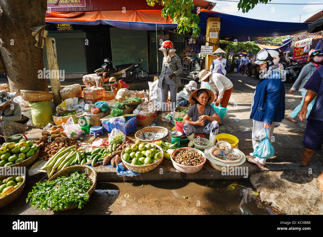 Les vendeurs de fruits et légumes vente de produits à Hoi An marché dans l'ancienne ville de Hoi An, Quang Nam, Vietnam. Hoi An est reconnu comme un patrimoine Banque D'Images