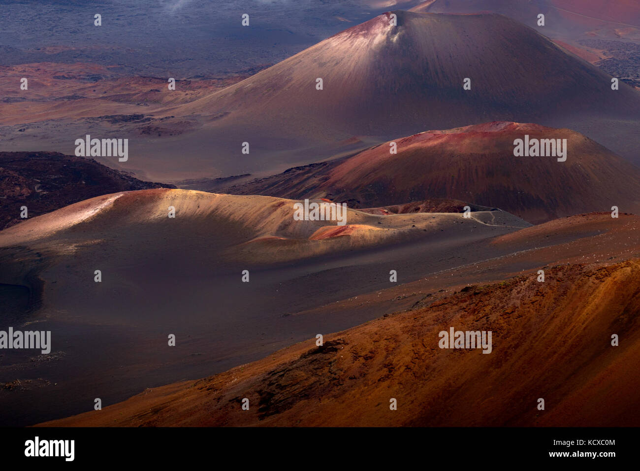 Jante d'un des cônes colorés dispose de vues spectaculaires sur le cratère haleakala national park, New York Banque D'Images