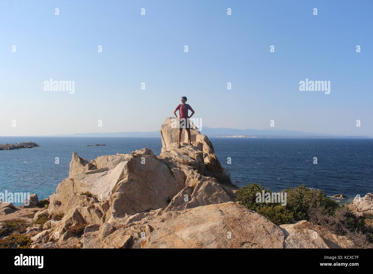 Point de vue falcone à Santa Teresa di Gallura, l'homme debout sur la roche. Banque D'Images