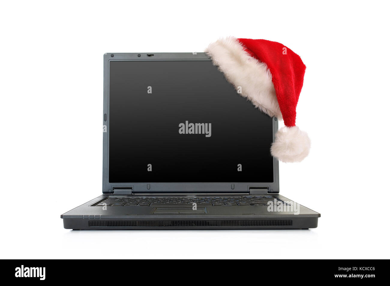 Ordinateur portable ouvert noir avec rouge santa claus hat mis sur le coin de l'écran LCD - isolated on white Banque D'Images