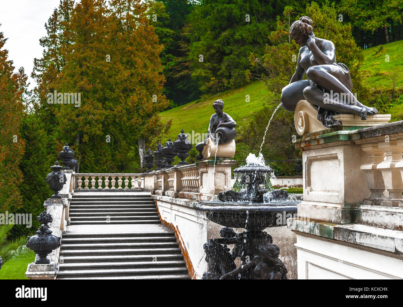 Statue dans le parc du château de Linderhof automne Banque D'Images