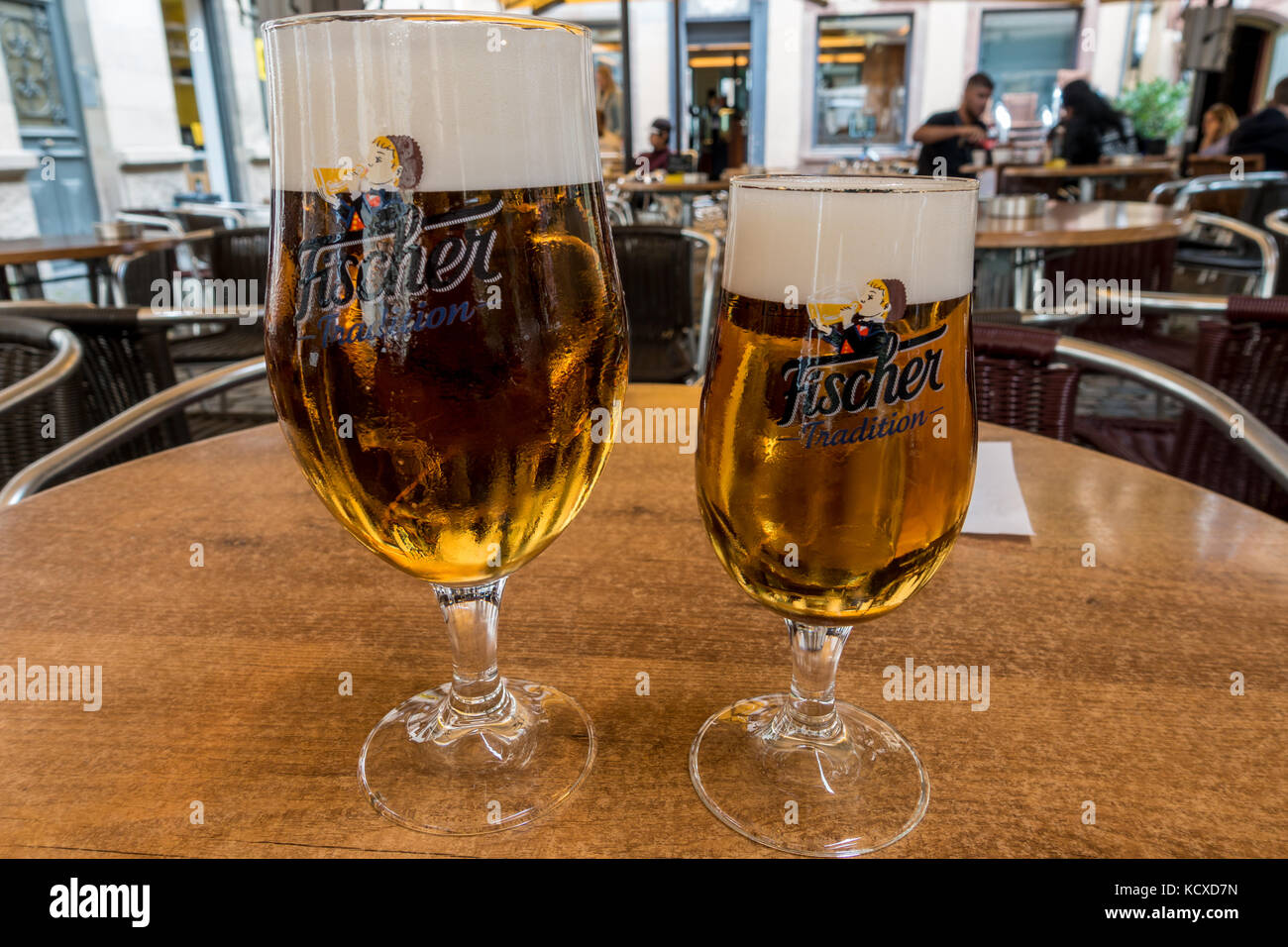 Deux verres de bière blonde traditionnelle dans un petit café de strasbourg Banque D'Images