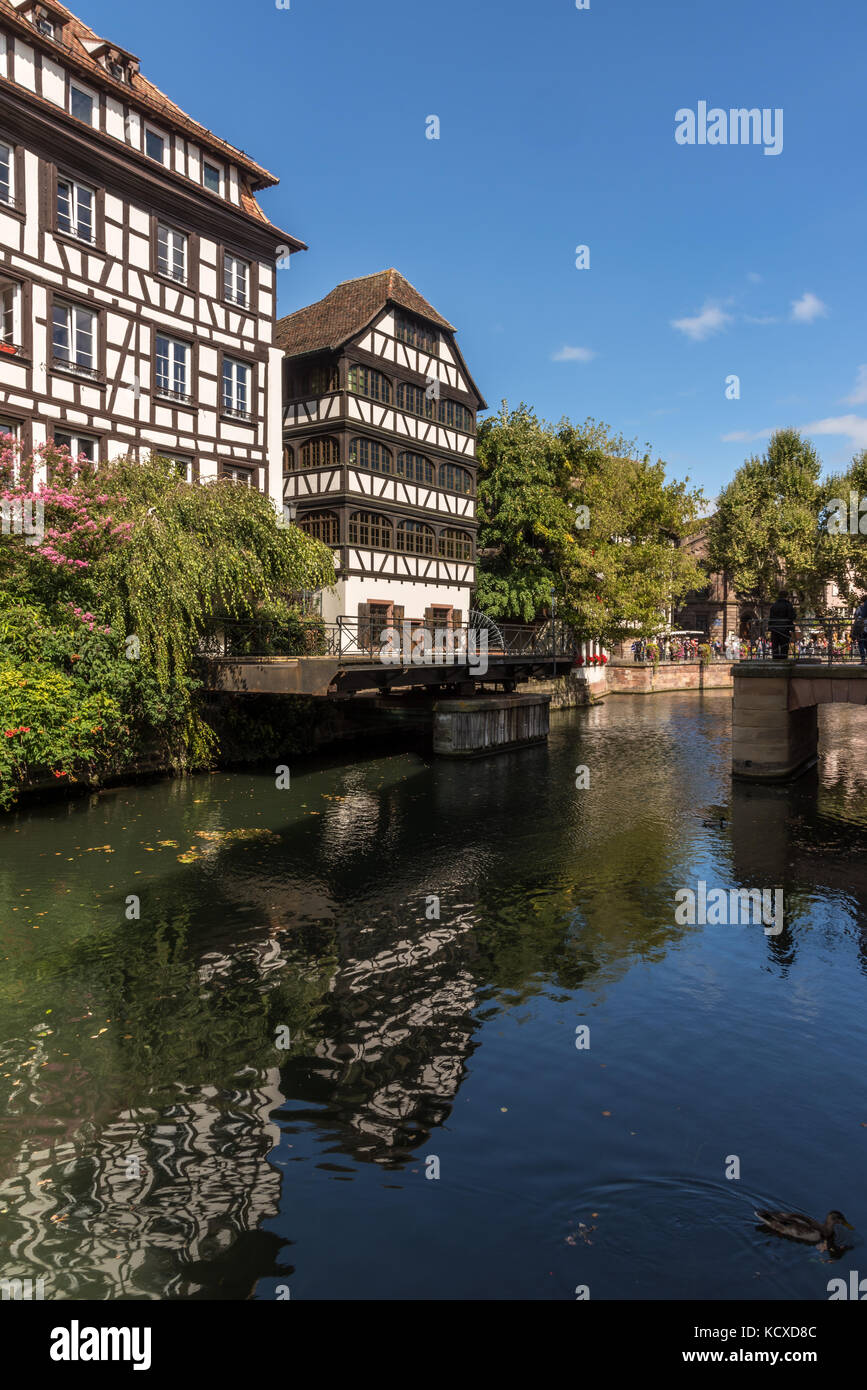 Maisons à colombages le long de la rivière/canal dans "la petite France" de Strasbourg Banque D'Images