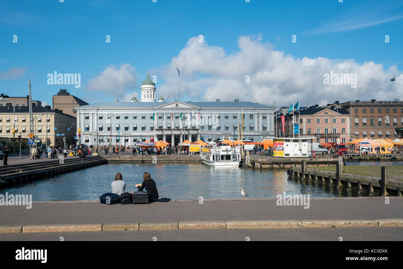 Les touristes regarder le front de mer du port d'Helsinki en Finlande Banque D'Images