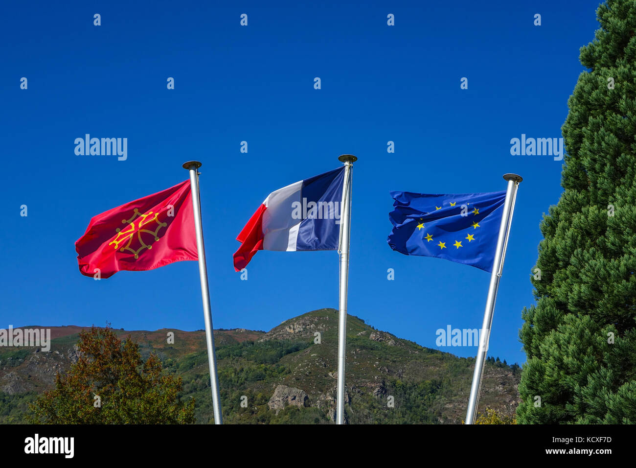 Drapeaux voltigeant dans le vent avec ciel bleu, Cathare, Français, drapeau de l'UE Banque D'Images