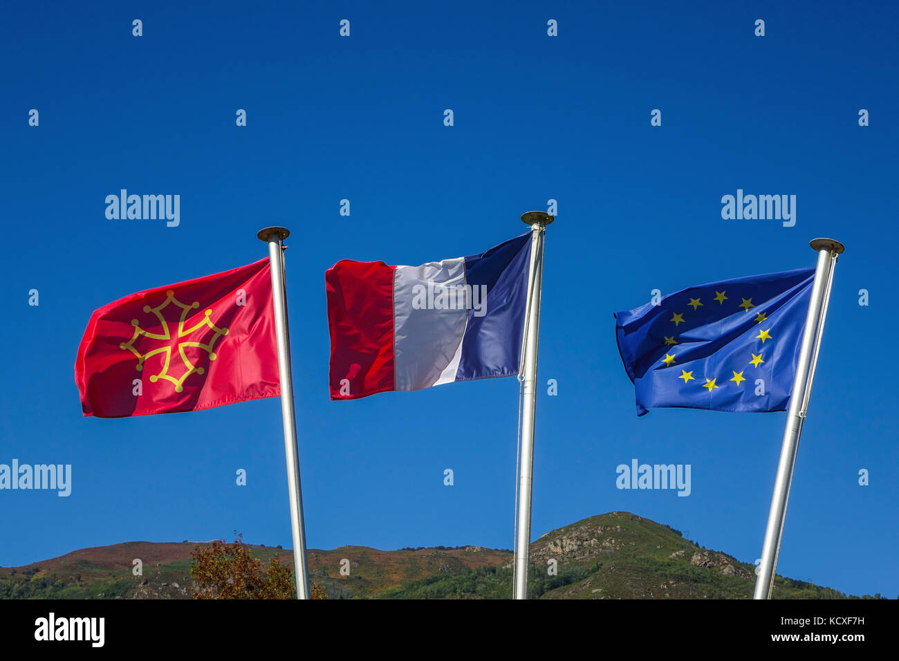 Drapeaux voltigeant dans le vent avec ciel bleu, Cathare, Français, drapeau de l'UE Banque D'Images