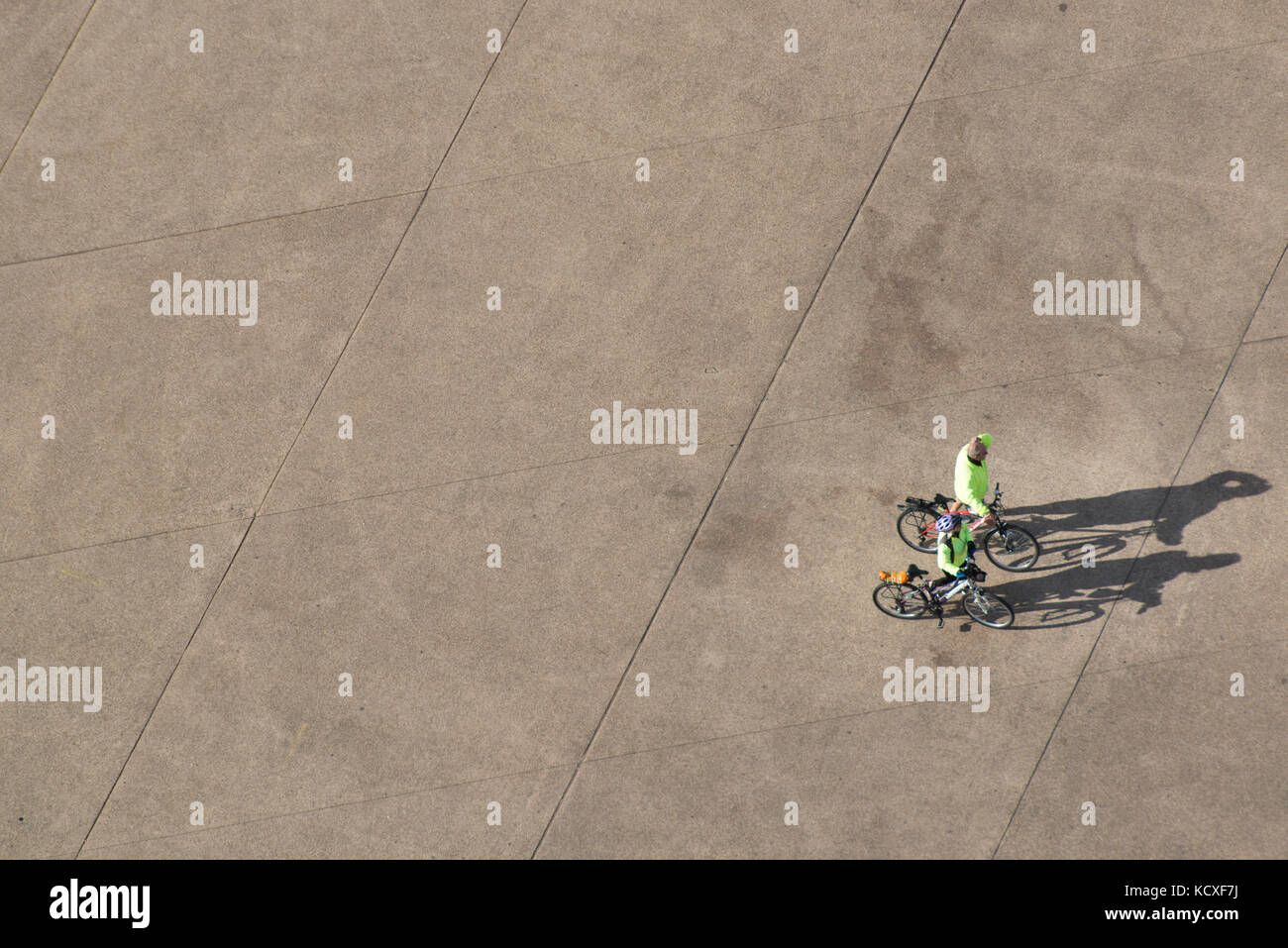 Ariel voir des cyclistes, avec un soleil bas création d'ombres intéressantes sur le front de mer de Blackpool lee crédit ramsden / alamy Banque D'Images