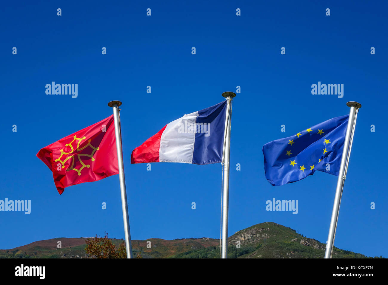 Drapeaux voltigeant dans le vent avec ciel bleu, Cathare, Français, drapeau de l'UE Banque D'Images