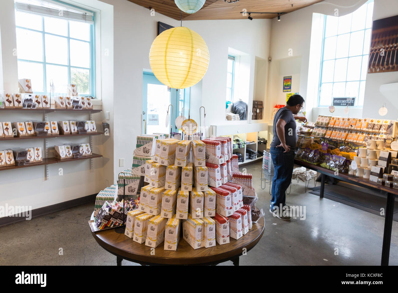 Seattle, Washington : une variété de chocolats en vente à l'usine de chocolat theo store dans le quartier de Fremont. Banque D'Images