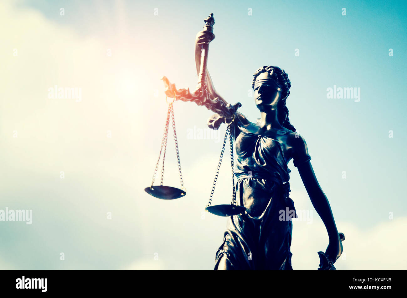 Dame justice, themis, statue de la justice sur fond de ciel. avocat avocat juge cour d'audience concept lady juridique Banque D'Images