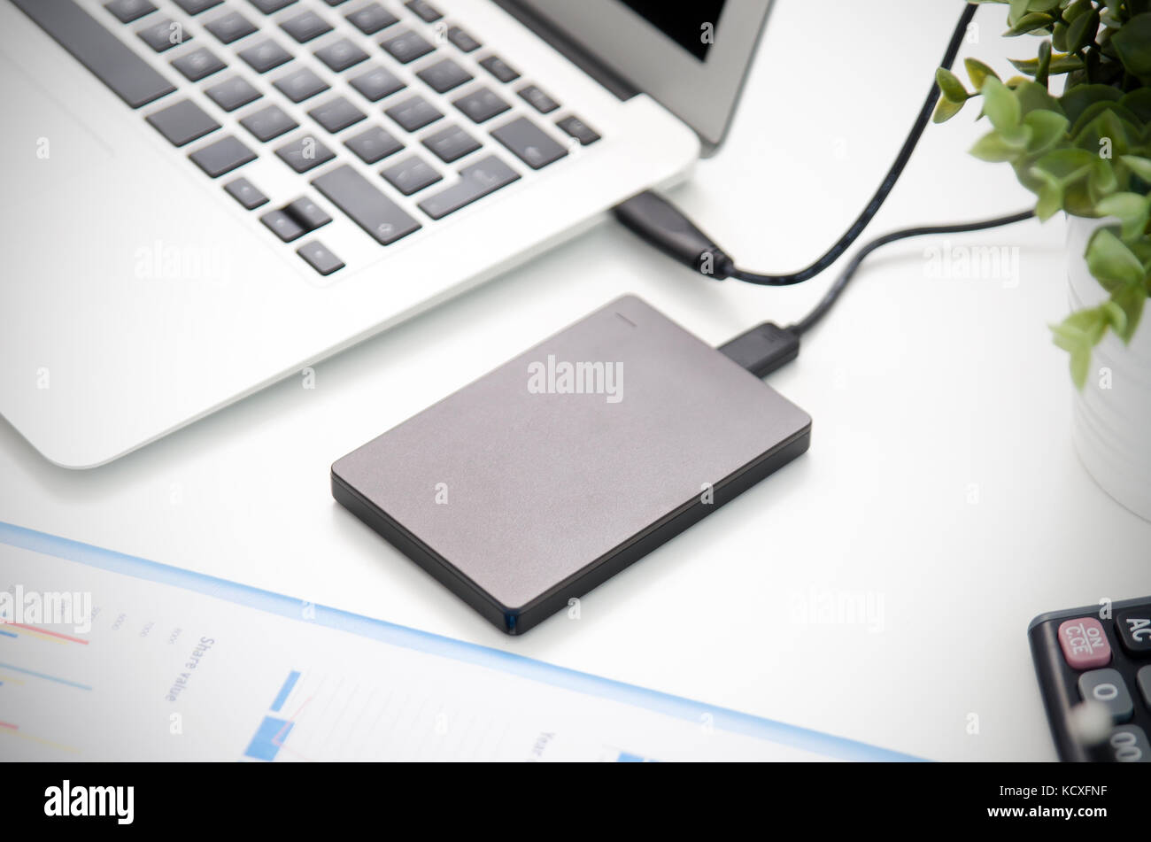 Disque de sauvegarde externe disque dur connecté à l'ordinateur portable. disque dur externe disque de sauvegarde de données informatique concept usb Banque D'Images