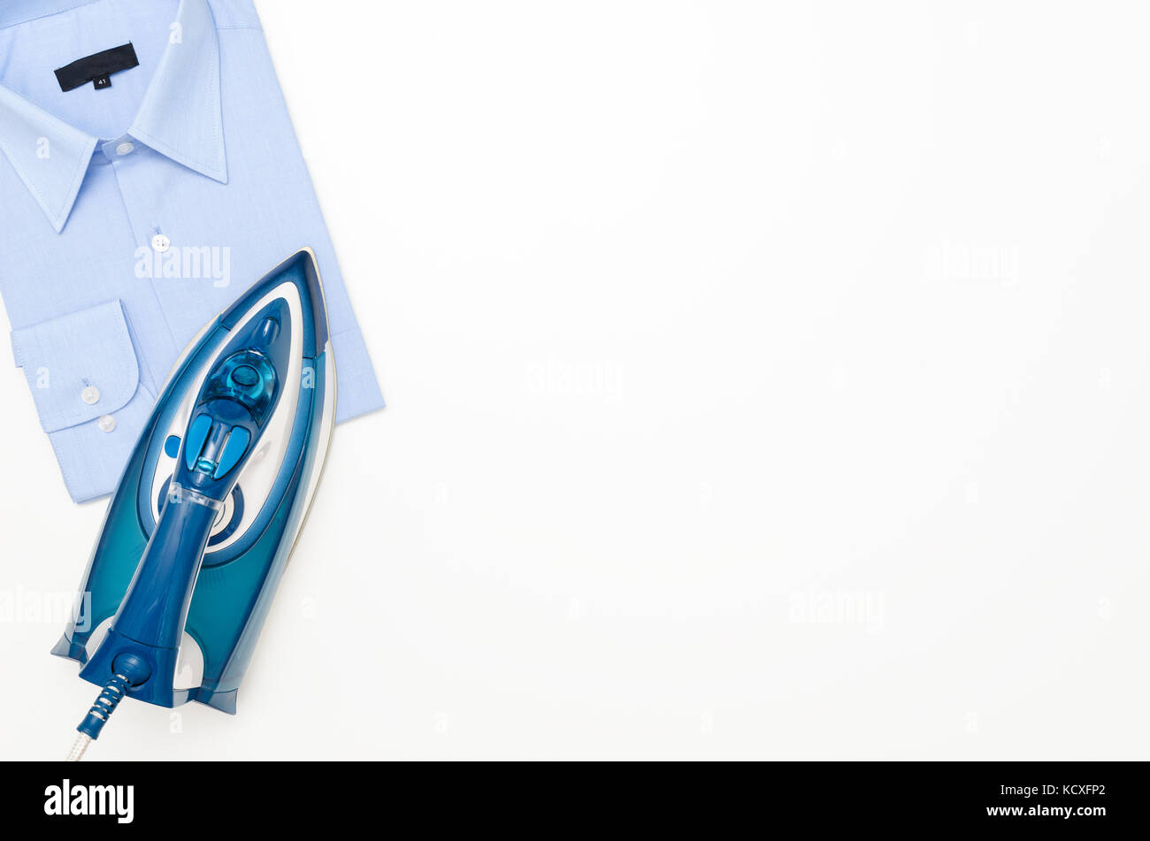 Chemise bleu et fer à repasser sur une vue supérieure. fer à repasser le repassage de vêtements shirt concept électrique électroménager Banque D'Images