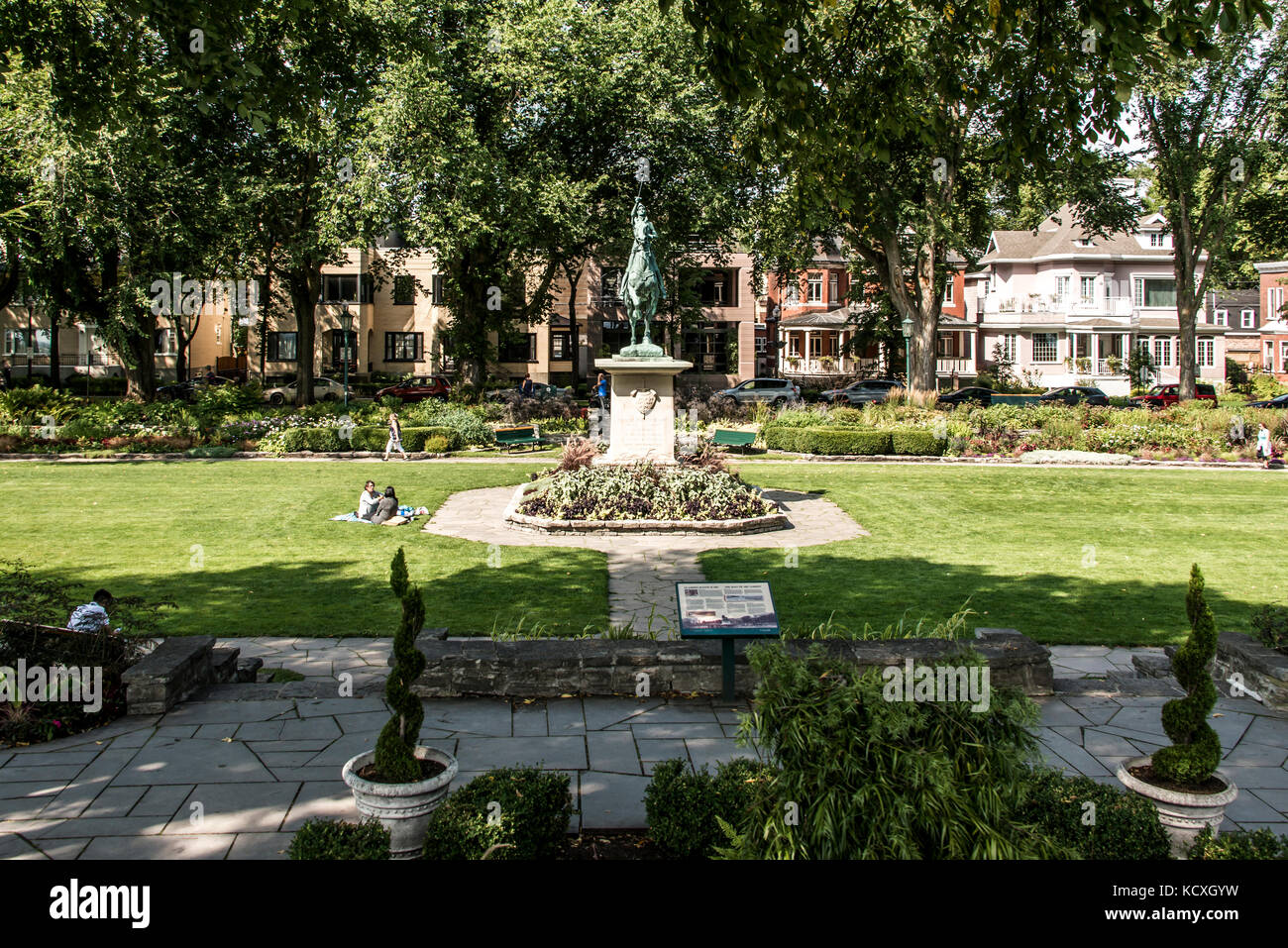 Québec 13.09.2017 : statue en bronze de Sancta Joanna d arc - Jeanne d'Arc se dresse comme un monument aux morts dans un jardin coloré par une journée ensoleillée Banque D'Images