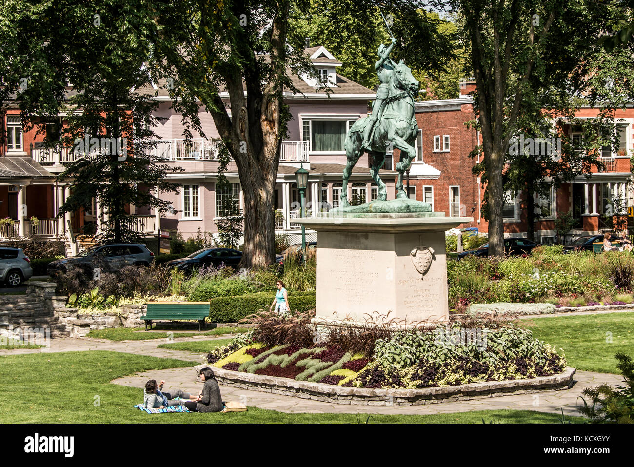 Québec 13.09.2017 : statue en bronze de Sancta Joanna d arc - Jeanne d'Arc se dresse comme un monument aux morts dans un jardin coloré par une journée ensoleillée Banque D'Images