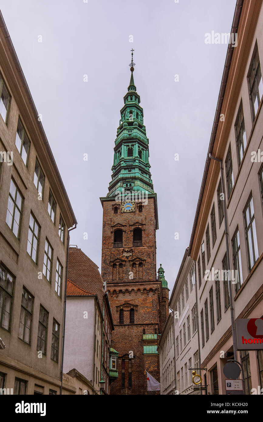 La tour de Nikolaj church à Copenhague, d'un bas street angel, le Danemark, le 5 octobre 2017 Banque D'Images