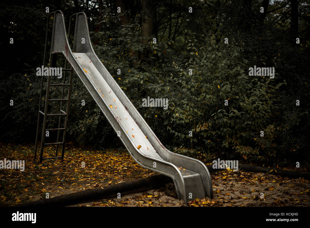 Ancienne aire de jeux avec toboggan en automne Photo Stock - Alamy