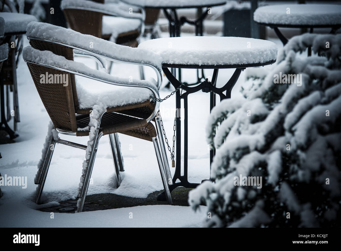 Pile de chaises et table en hiver neige cafe Banque D'Images