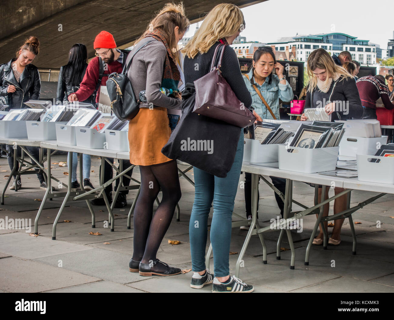 Les gens naviguant dans la gamme de livres et gravures à Rive Sud / Southbank book market, sous le pont de Waterloo, à côté de la Tamise, Londres, Angleterre, Royaume-Uni. Banque D'Images
