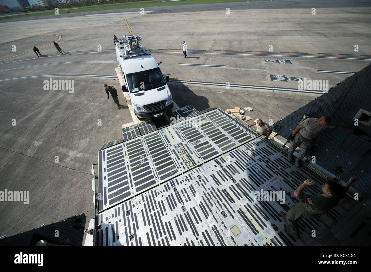 Un AT&T mobile tour de télécommunication est guidé à partir d'un C-5M Super Galaxy affecté à la 436e Airlift Wing, Dover Air Force Base, Texas, à l'aéroport international Luis Muñoz Marín, Puerto Rico, le 6 octobre 2017. Le C-5M transportés tours d'AT&T, pour fournir une couverture de télécommunications aux zones à Porto Rico plus touchés par l'Ouragan Maria. L'initiative est l'une des priorités du président Donald Trump pour les efforts de récupération à Porto Rico. (U.S. Air Force photo de Tech. Le Sgt. Larry E. Reid Jr., sorti) Banque D'Images