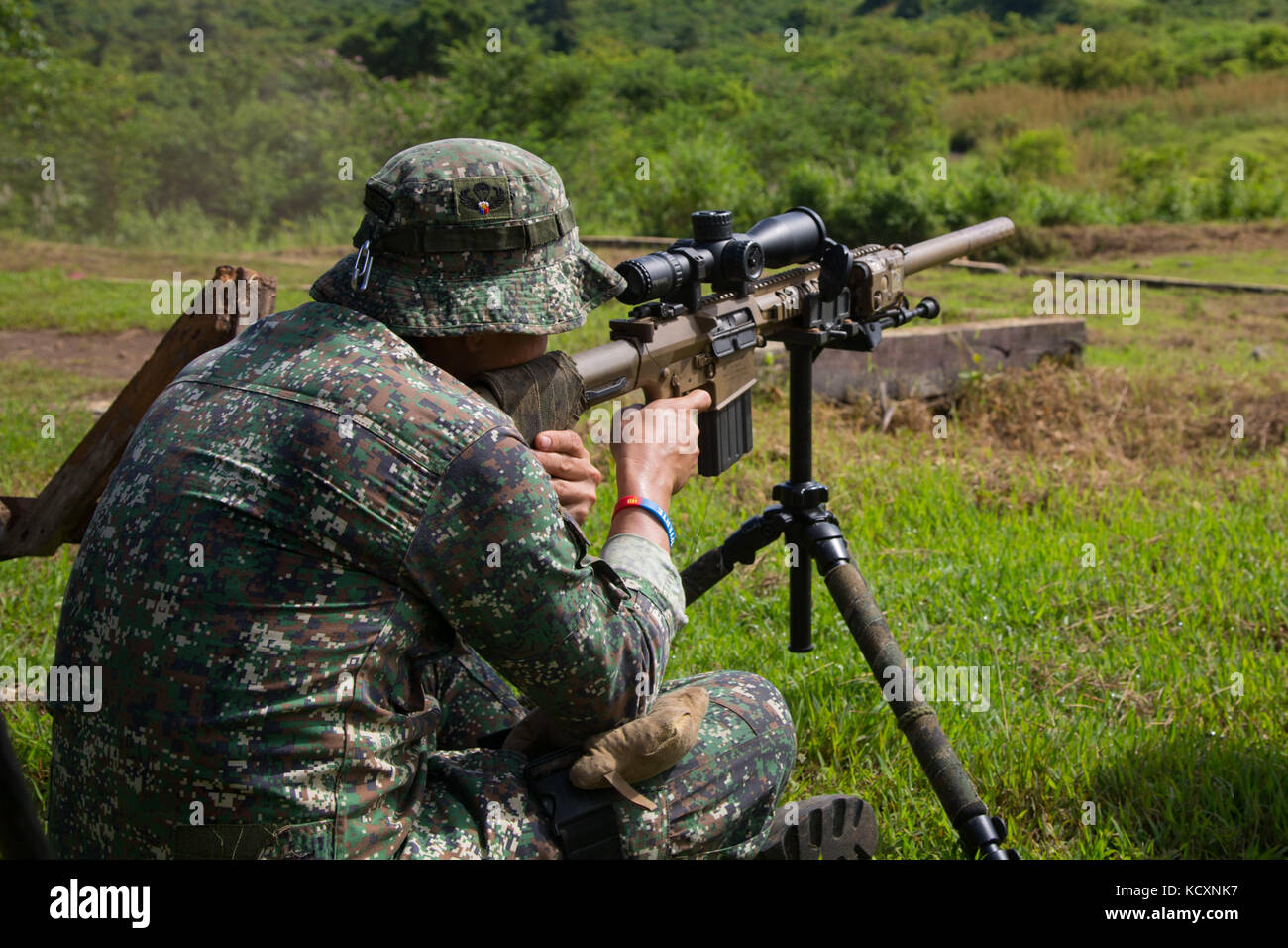 Un marin philippin de forêt le M110 Système de Sniper semi-automatique au cours d'une gamme de tir réel avec des Marines de Reconnaissance de la Force de Raid Maritime, 31e Marine Expeditionary Unit, pendant l'exercice KAMANDAG au Fort Ramon Magsaysay, Philippines, le 6 octobre 2017. Éléments de la 31e MEU sont actuellement en charge la 3ème Marine Expeditionary Brigade, qui participent à l'exercice. KAMANDAG Des exercices bilatéraux comme KAMANDAG accroître la capacité des États-Unis et des Philippines pour répondre rapidement et travailler ensemble durant des attentats terroristes et des crises humanitaires, afin d'accomplir Banque D'Images