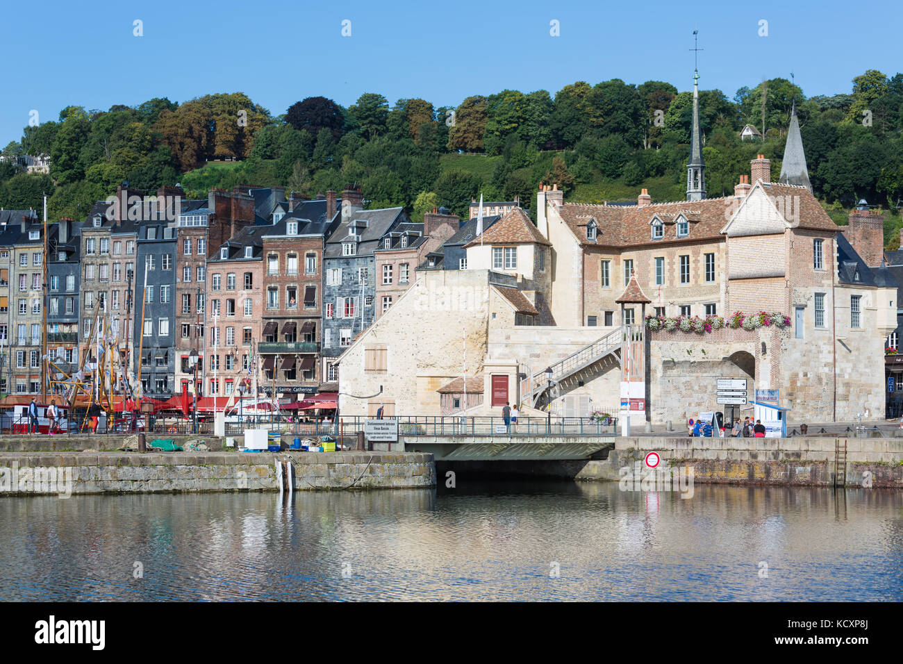 Port de la ville historique Honfleur avec murs de l'ancienne forteresse Banque D'Images