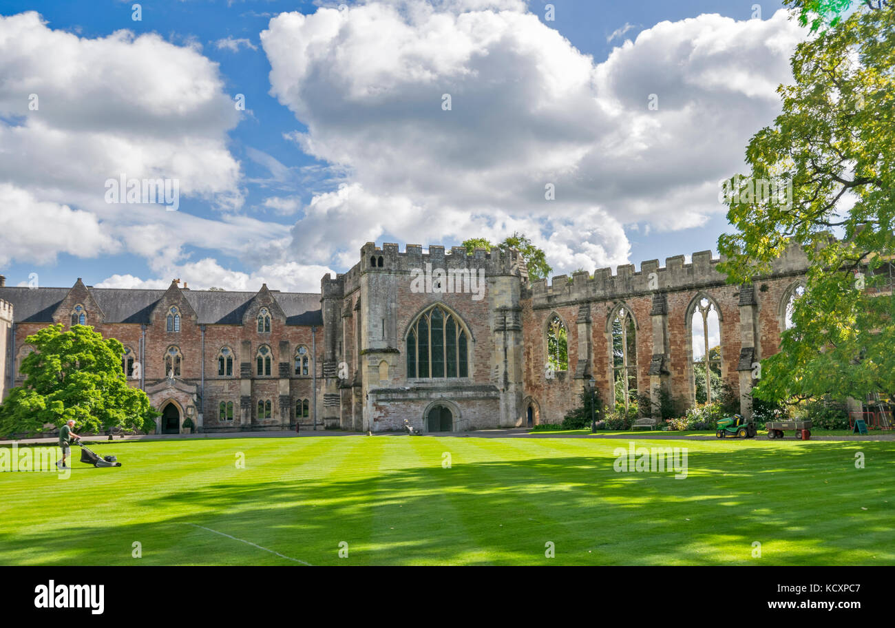 WELLS SOMERSET ENGLAND LE PALAIS DES ÉVÊQUES de tondre la pelouse de croquet EN FACE DE LA CHAPELLE ET LES RUINES DE GRAND HALL Banque D'Images