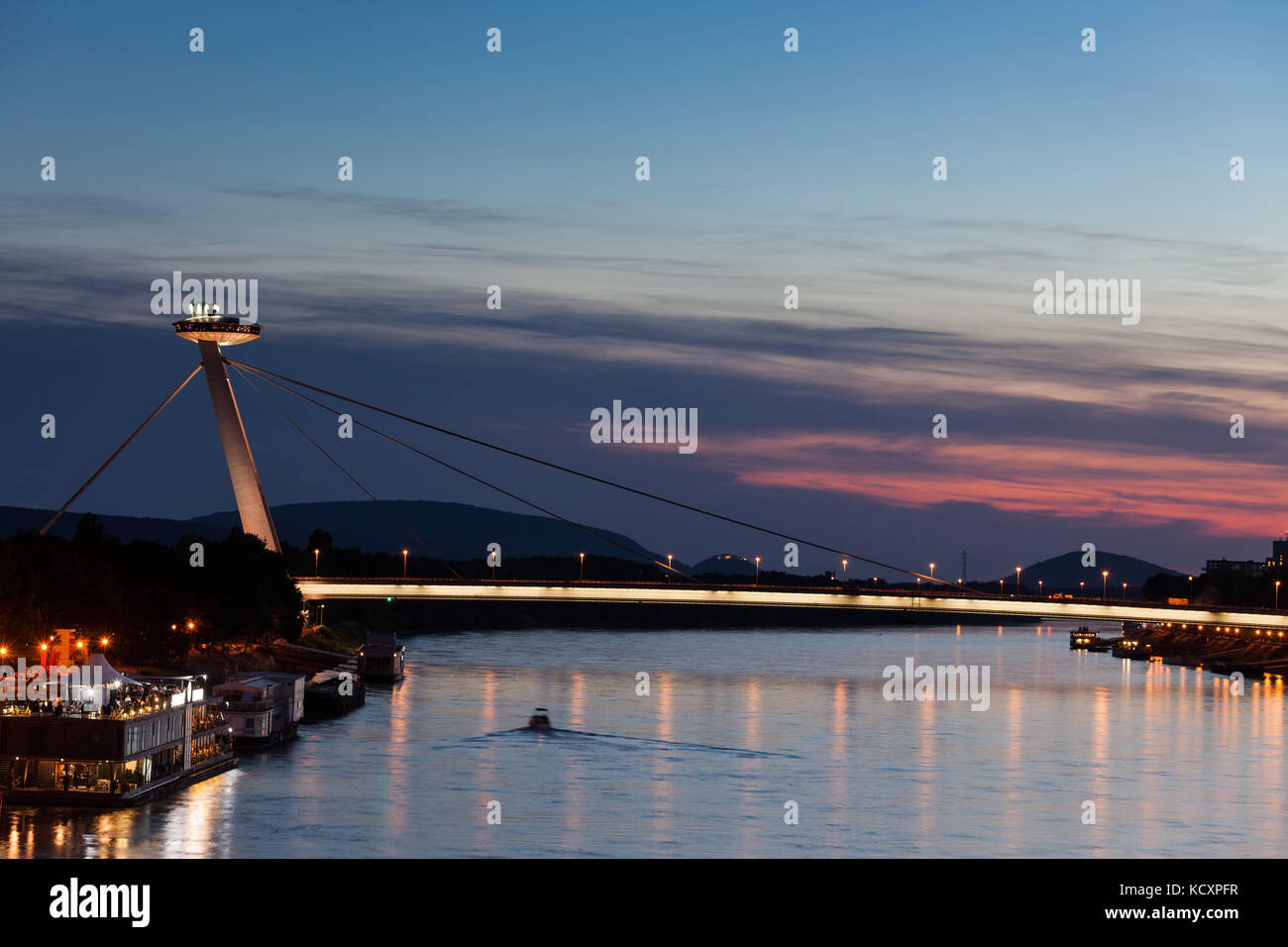 La Slovaquie, Bratislava, la plupart des SNP - nouveau pont ou pont d'ovnis sur danube au crépuscule, ville monument Banque D'Images
