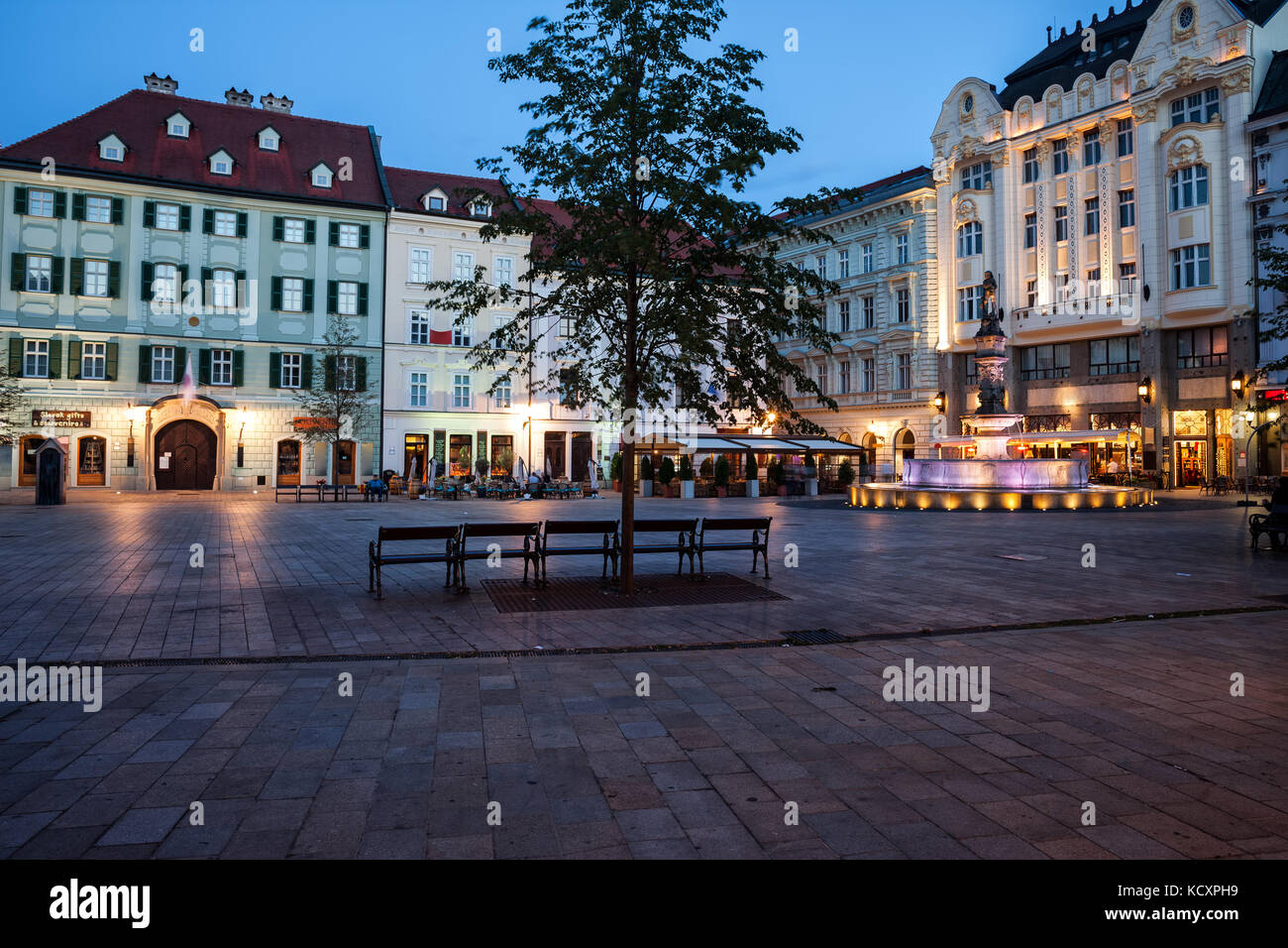 La place principale de la vieille ville de Bratislava (Hlavne namestie) dans la soirée, centre-ville historique, de la Slovaquie, de l'Europe Banque D'Images
