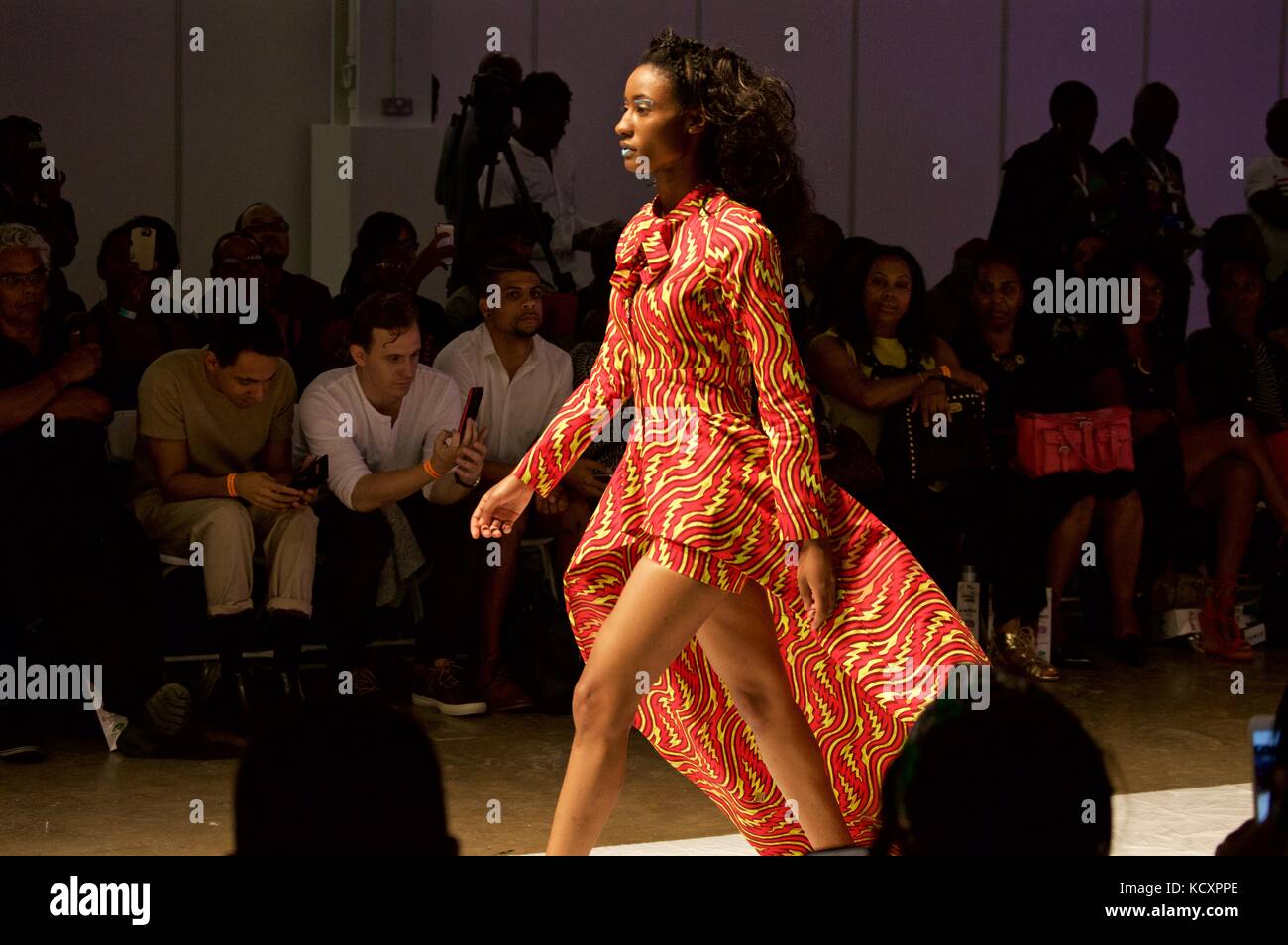 Sur la piste de modèle, de l'Afrique London fashion week 2016 Banque D'Images