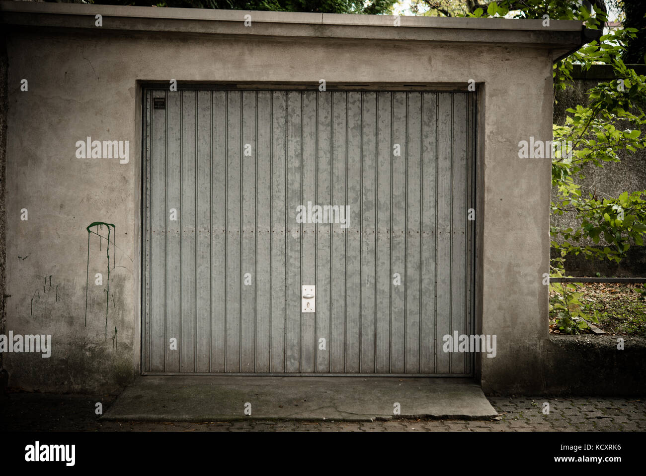 Ancien garage avec porte en métal Banque D'Images