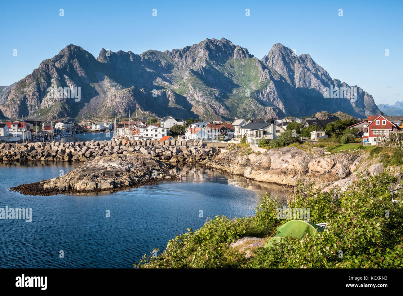 Vue panoramique du village idyllique avec des montagnes à bright journée d'été à henningsvær, Lofoten, Norvège Banque D'Images Vue panoramique du village idyllique avec des montagnes à bright journée d'été à henningsvær, Lofoten, Norvège Banque D'Images