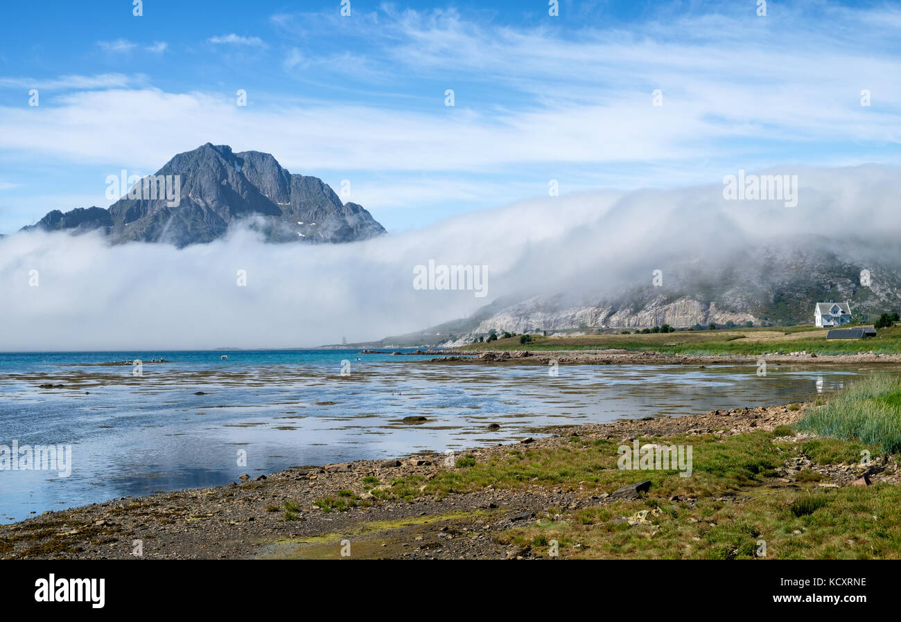 Vue panoramique de la plage avec des montagnes contre le ciel bleu dans les Lofoten, Norvège Banque D'Images Vue panoramique de la plage avec des montagnes contre le ciel bleu dans les Lofoten, Norvège Banque D'Images