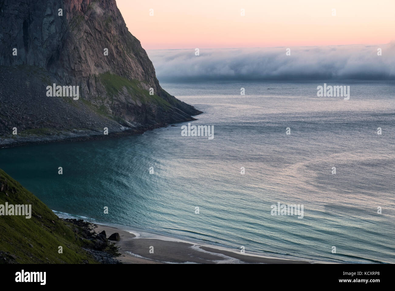Les nuages sont roulant à partir de la mer à soirée d'été dans les îles Lofoten, Norvège Banque D'Images Les nuages sont roulant à partir de la mer à soirée d'été dans les îles Lofoten, Norvège Banque D'Images