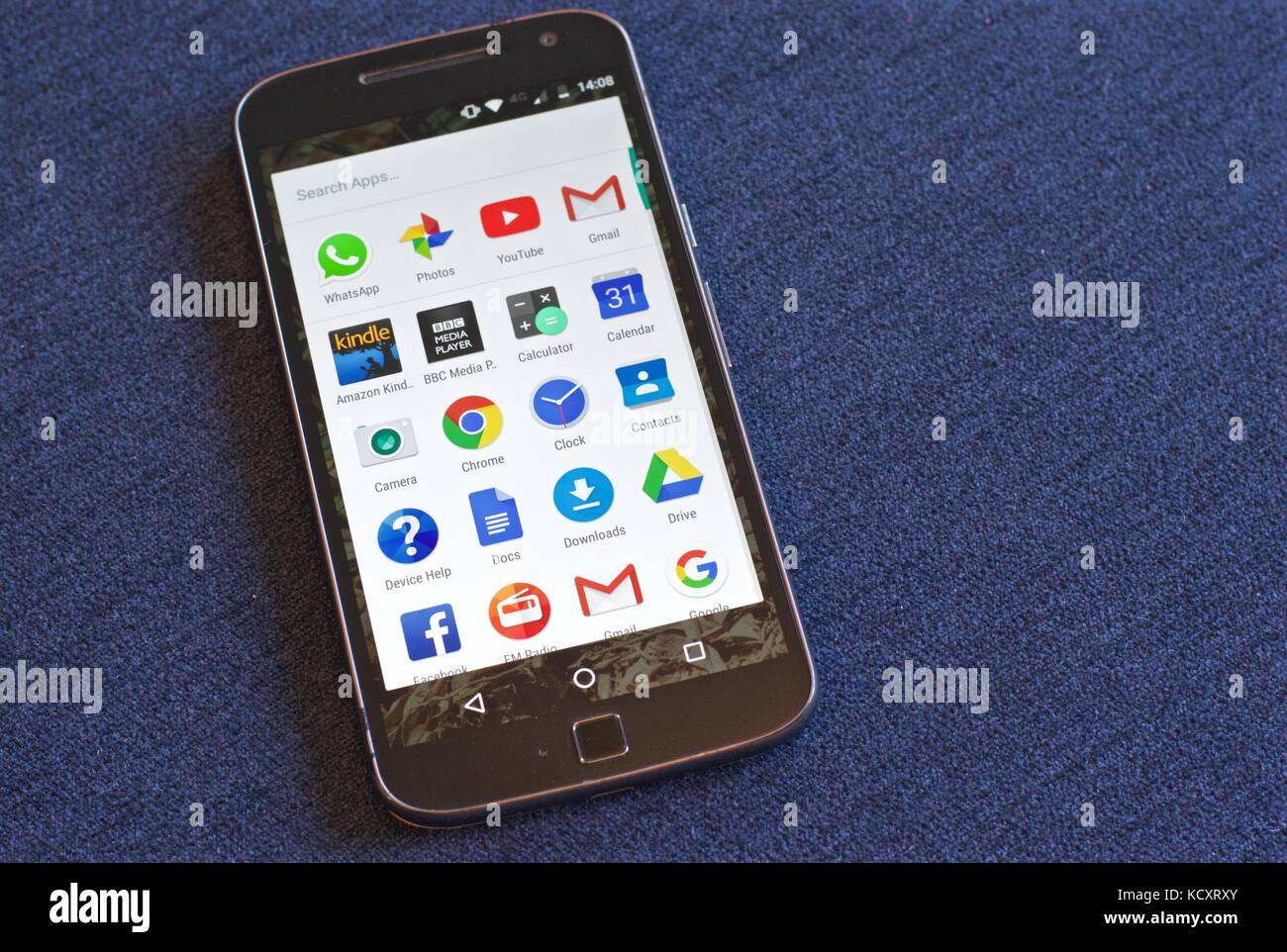 Téléphone Motorola Moto G4 sur l'écran du menu d'accueil Banque D'Images